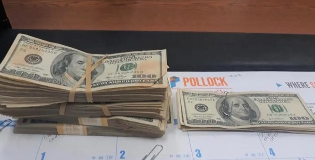 Una joven encontró 42 mil dólares y se los devolvió a su propietario.