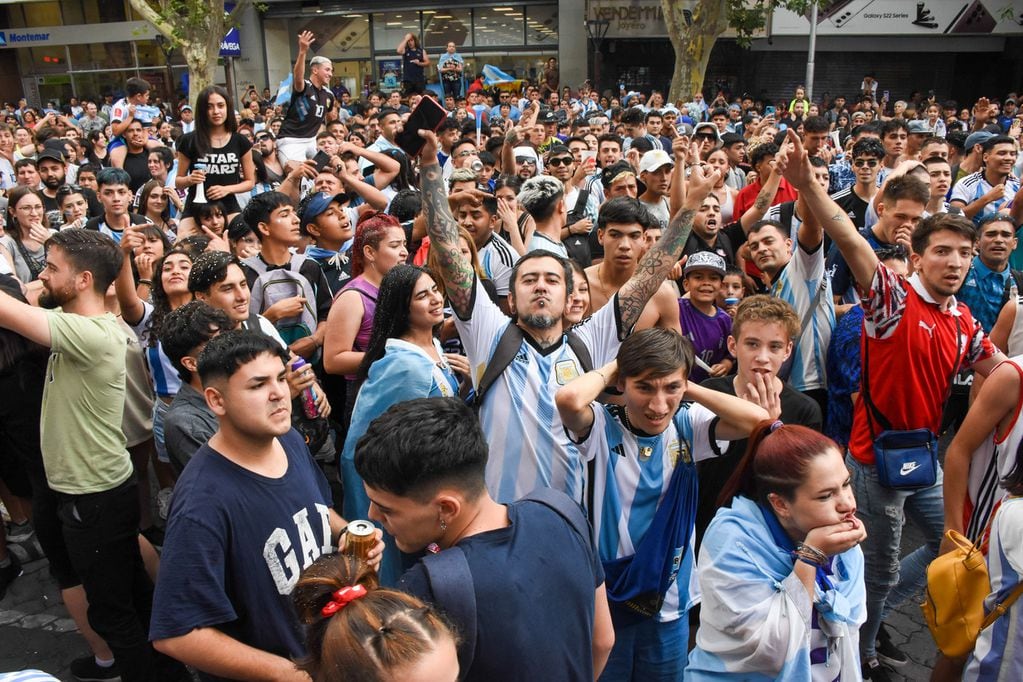 Argentina vs Polonia, asi se vivió el emocionante partido en el centro de Mendoza, poca concurrencia en escuelas primarias y secundarias.

Foto: Mariana Villa / Los Andes
