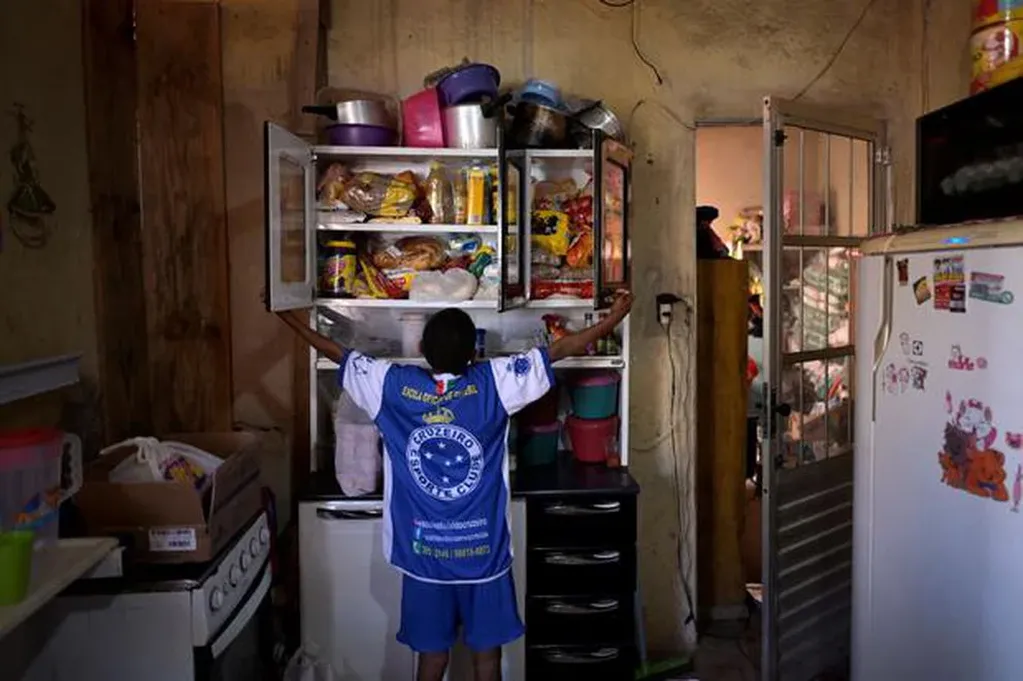 Miguel Barros muestra las donaciones en un armario en su casa en Santa Luzia, un municipio de Belo Horizonte. Foto: AFP