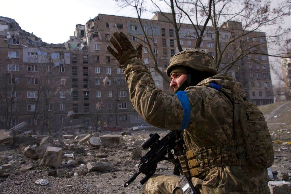 Un militar ucraniano vigila su posición en Mariúpo. Foto: AP / Mstyslav Chernov