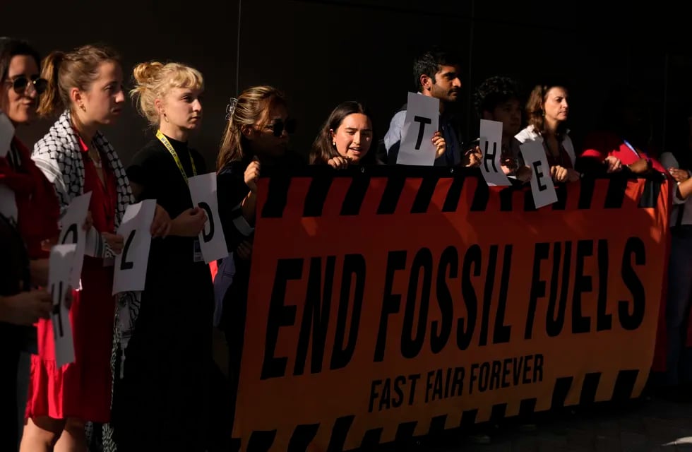 Activistas participan en una protesta para pedir el fin de los combustibles fósiles en la cumbre climática COP28 de Naciones Unidas, el domingo 10 de diciembre de 2023, en Dubái, Emiratos Árabes Unidos. (AP Foto/Rafiq Maqbool)