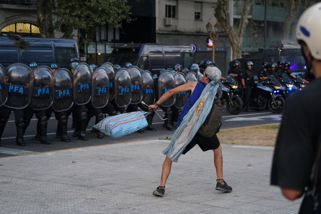 Enfrentamientos entre la Policía y manifestantes en el Congreso: tiraron balas de goma y gas pimienta. Foto: Juan Tesone / Clarín