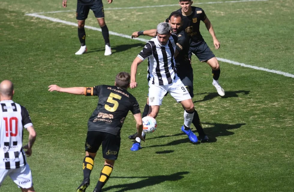 El "Monito" Juncos aguante la pelota ante la marca de la última línea visitante. / José Gutiérrez ( Los Andes).