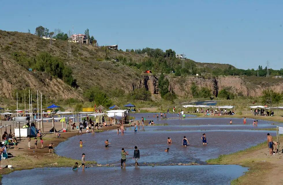 Atención: qué personas tienen más riesgo de verse afectadas por el calor y cómo actuar. Playita del Río Mendoza de Luján de Cuyo.
Foto: Orlando Pelichotti