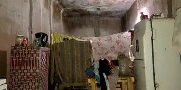 Tres familias viven entre las ruinas de una bodega abandonada