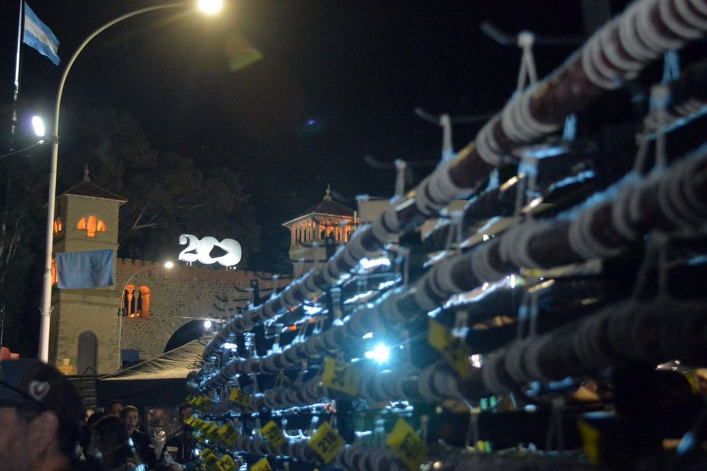 El salame más largo del mundo. Imágenes de la quinta edición del Festival del Salame y el Cerdo en Tandil. (X @GobiernoTandil)