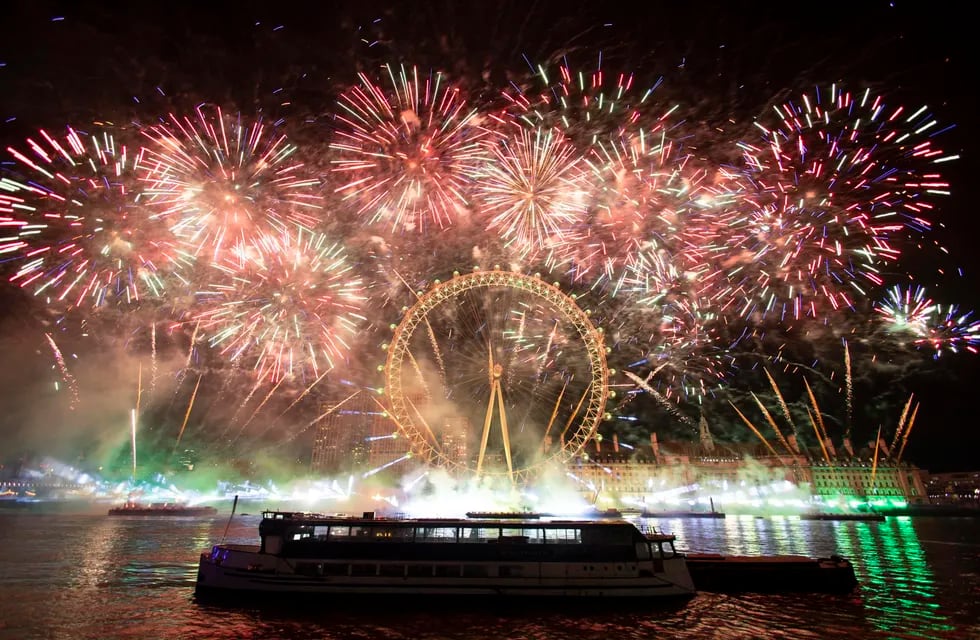 Fuegos artificiales explotan alrededor del London Eye durante las celebraciones de Año Nuevo en Londres, Gran Bretaña, el 01 de enero de 2023. Foto: EFE/EPA/TOLGA AKMEN