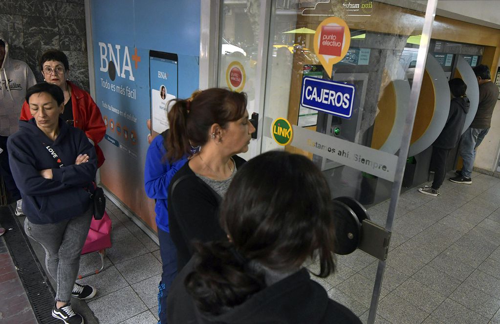 Filas y mucha demoras en Bancos de la Nación Argentina

Foto. Orlando Pelichotti