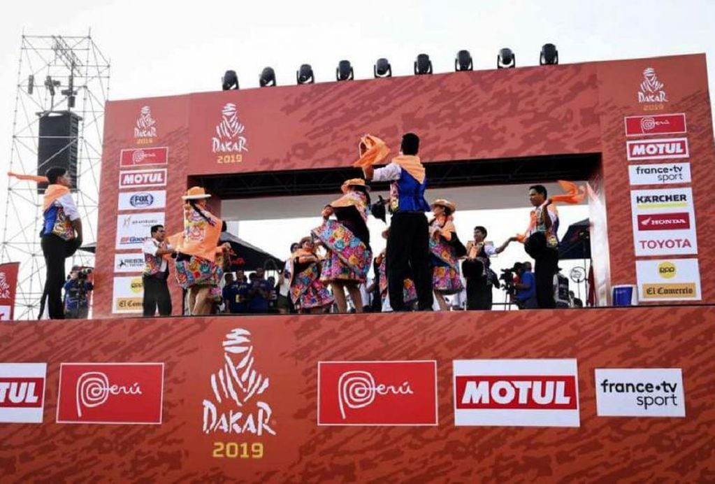 
    Color incaico. Durante la presentación de la carrera, hubo diferentes bailes típicos de Perú.
   