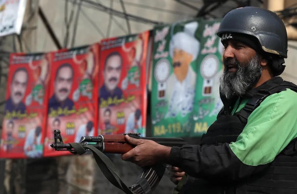 Un policía paquistaní custodia la entrada a un centro de votación este jueves 8 de febrero de 2024.