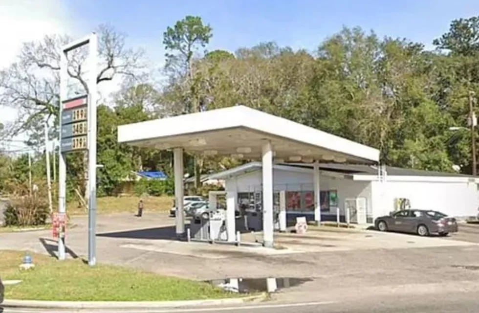 Encontraron un pene en el estacionamiento de una gasolinera en el estado de Alabama. Foto: Google.