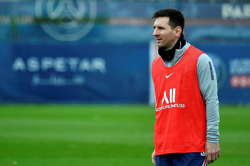 Lionel Messi presentó un dolor intercostal y es duda para el partido de mañana.