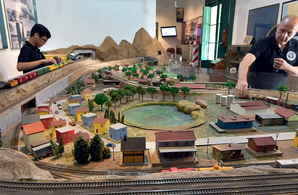 Vista de una de las maquetas de las estaciones Benegas y Godoy Cruz. 



Foto:  Orlando Pelichotti