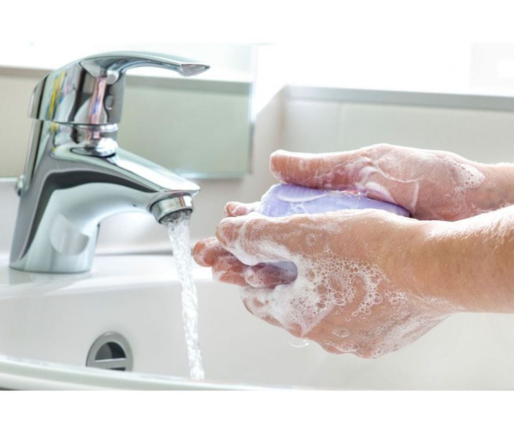 Al principio la OMS centró sus recomendaciones preventivas en la higiene de manos y la limpieza de superficies.