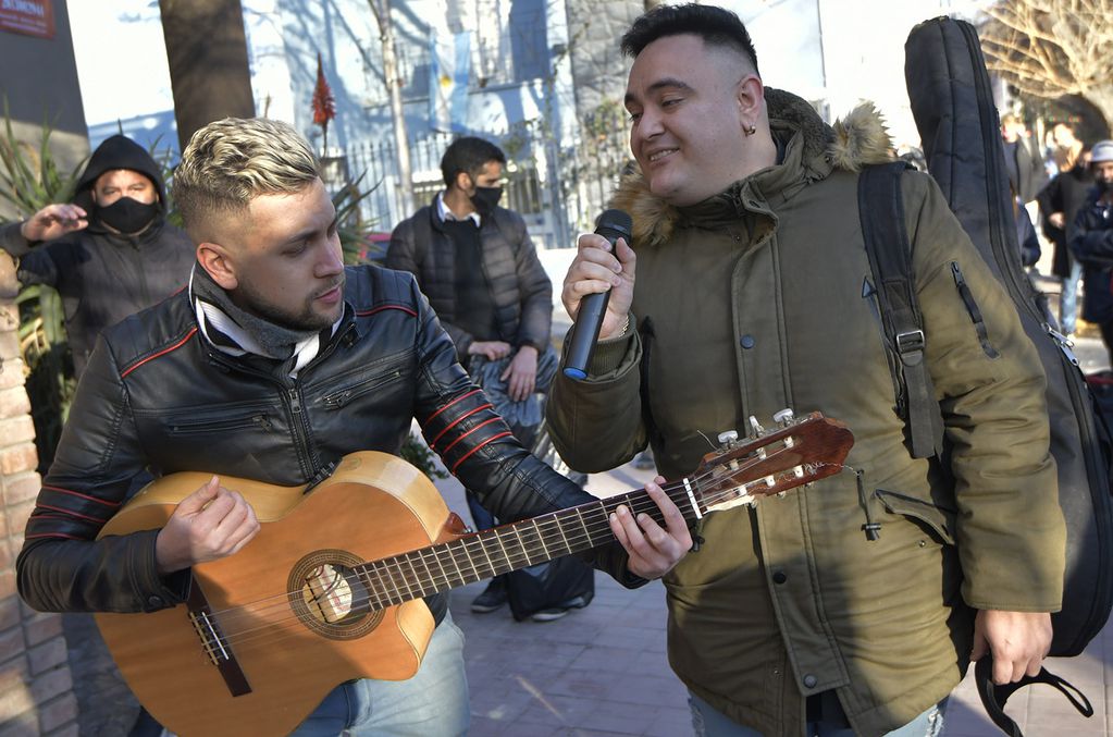 En la foto: Andrés Rosales (guitarra) y Exequiel Araya (cantante). 