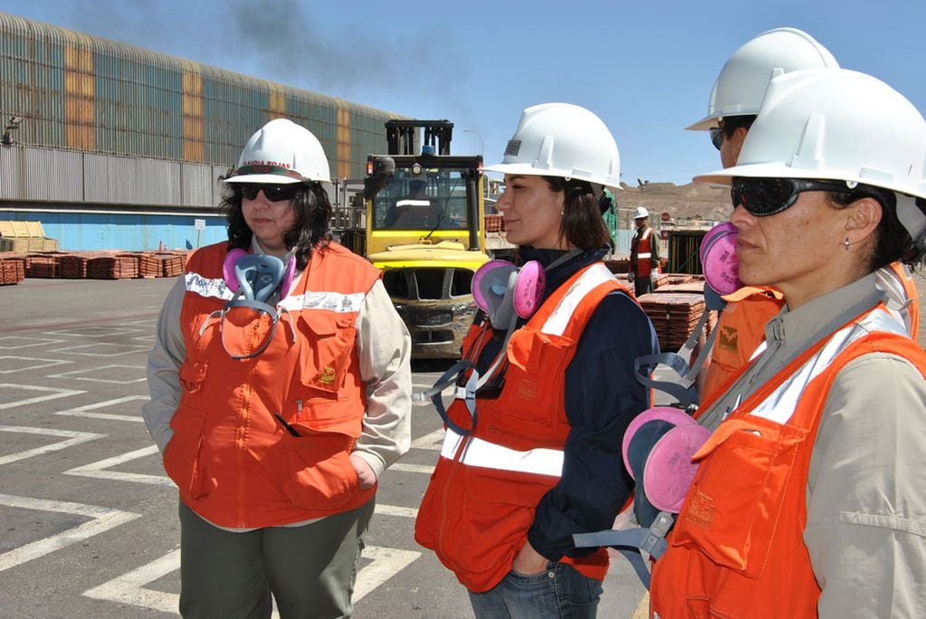 Mujeres que trabajan en la minería.