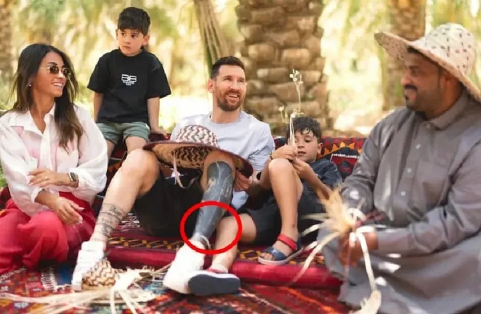 Messi, su familia y su flamante tatuje con el escudo del Barcelona. / Gentileza.