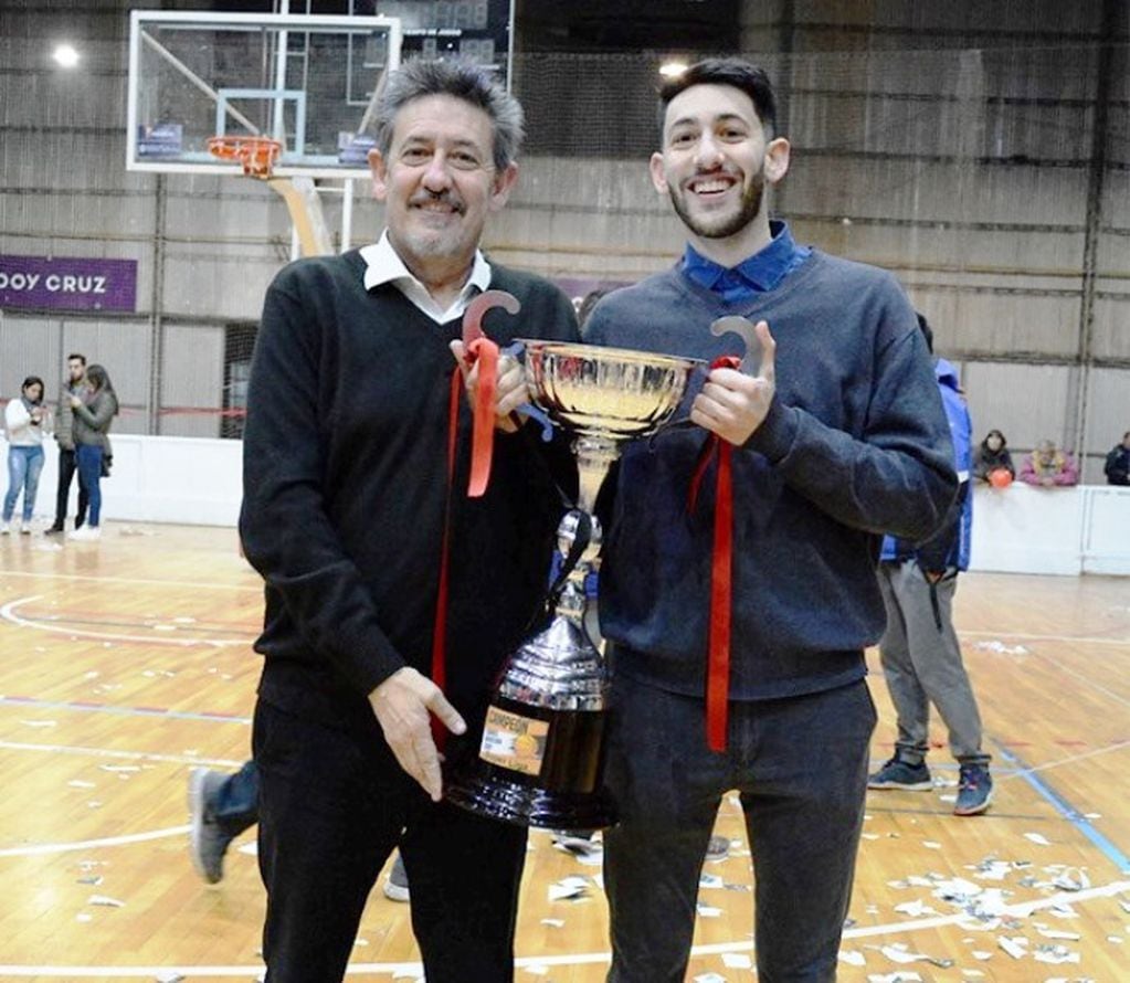 La foto que llevará siempre en su corazón: campeón con su hijo Lucas como asistente en Atenas Sport Club, Apertura 2019. / Los Andes