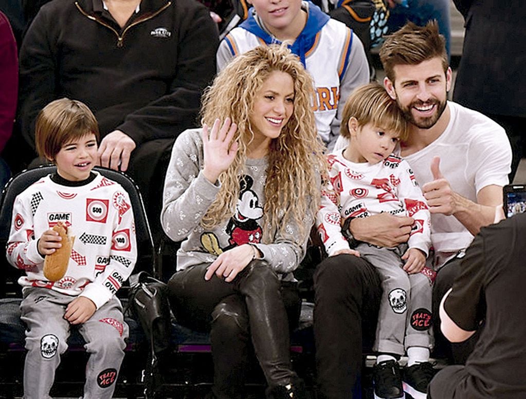 Shakira y Piqué junto a sus dos hijos