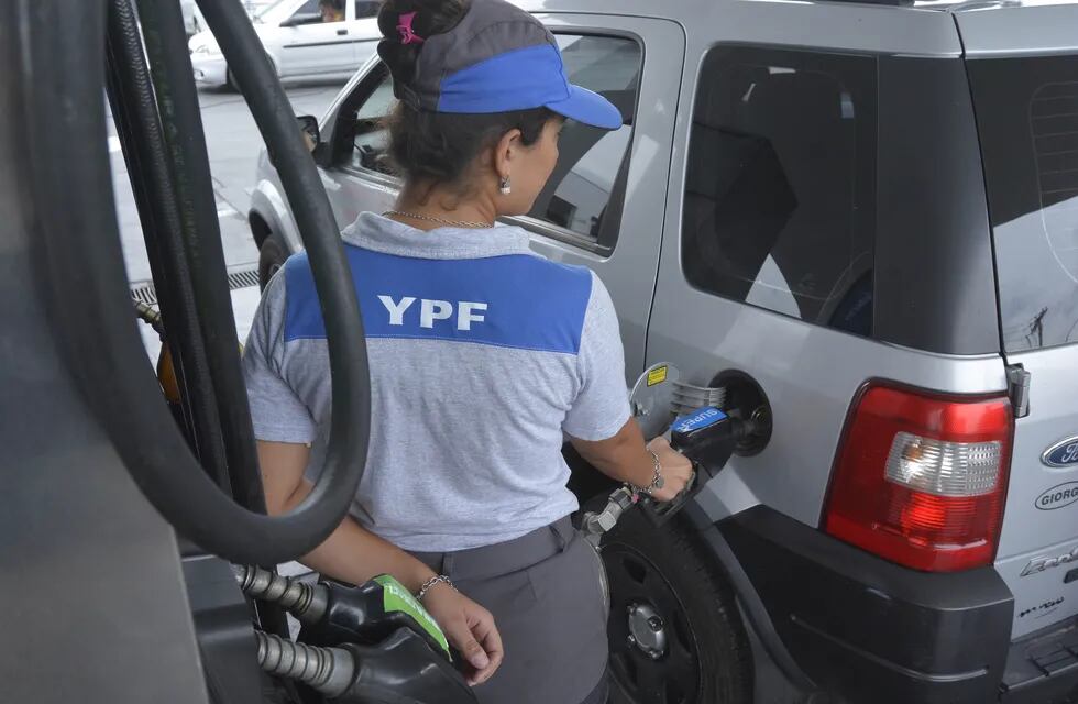 YPF sube 4,5% el precio de todos sus combustibles.  Orlando Pelichotti / Los Andes