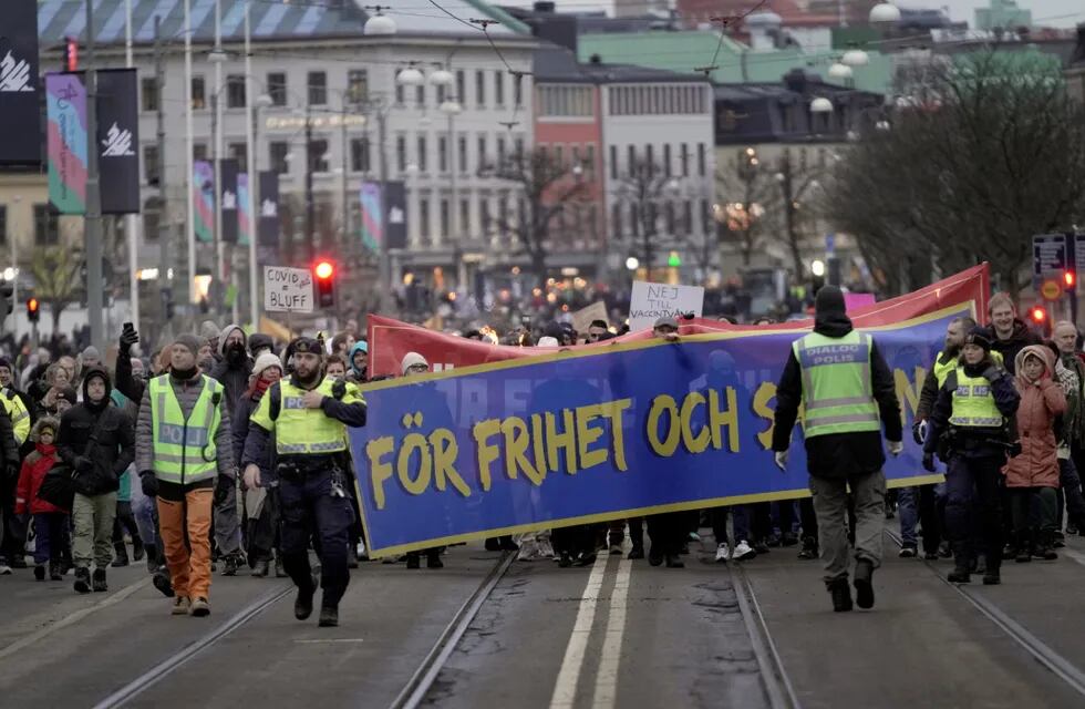 Miles de personas protestaron en Europa contra el pase sanitario y las restricciones por coronavirus. (Foto / AP)