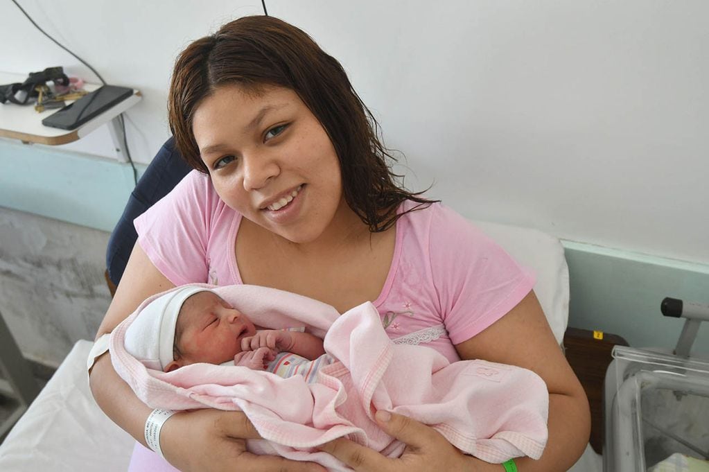 La mamá Melanie Quiroga junto a Narella, la primera bebé del año de Mendoza. | Foto: José Gutiérrez / Los Andes