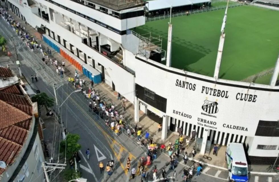 Cientos de fans despiden a Pelé, leyenda brasileña en el estadio de Santos.