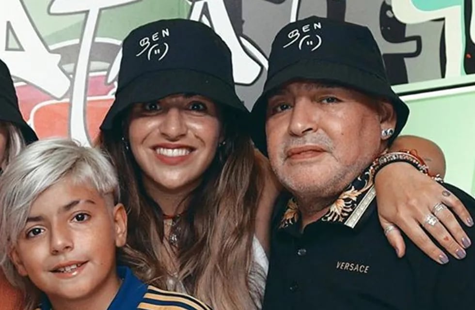 Benjamín junto a su mamá Gianinna y Diego Maradona, en su último cumpleaños. / Gentileza.