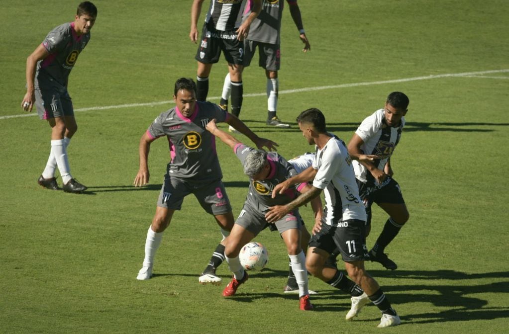 Gimnasia logró un trabajoso triunfo ante Estudiantes de Caseros y sigue en alza tras la caída con Tigre. / Orlando Pelichotti (Los Andes).