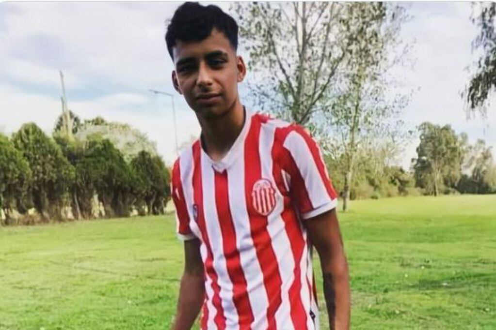 Lucas González, jugador de Barracas Central de 17 años, falleció tras recibir un disparo en la cabeza por parte de la Policía de la Ciudad de Buenos Aires.
