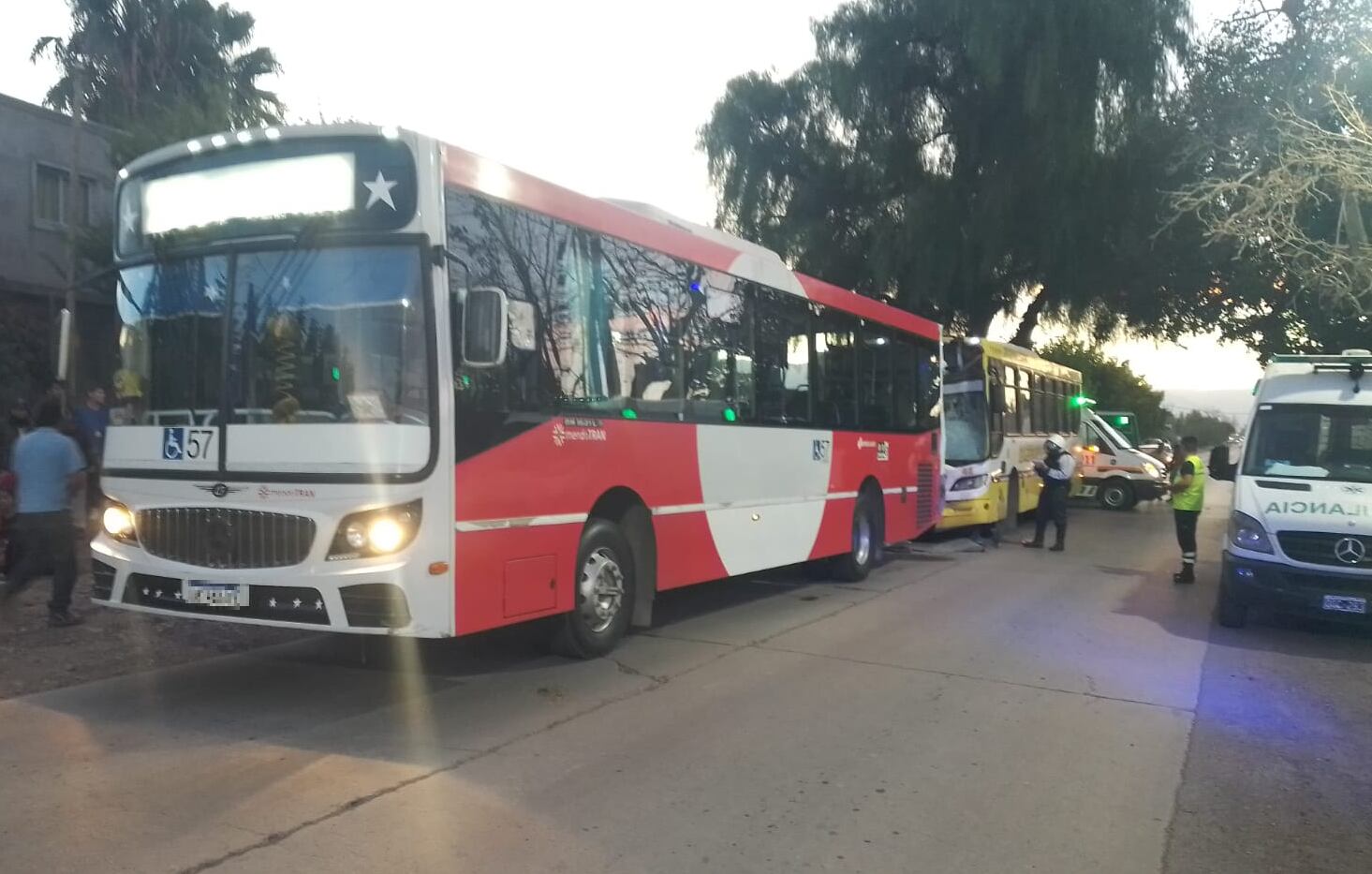 Chocaron dos colectivos en Maipú y cerca de 80 pasajeros resultaron lesionados