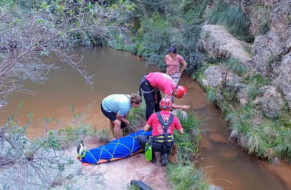 Una fotógrafa cayó al vacío desde un puente de 40 metros en las sierras de Córdoba y está grave. Foto: Gentileza El Doce.