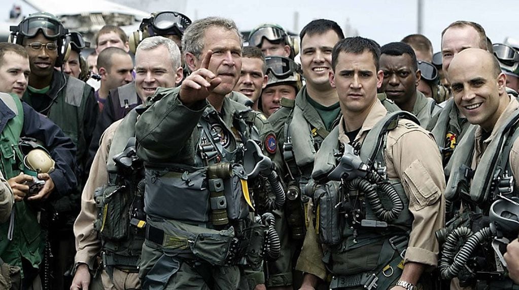 El entonces presidente estadounidense, George W. Bush, en una de sus visitas a los soldados en el frente en Irak.