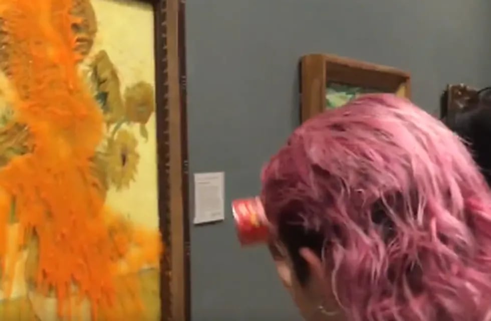Militantes ecologistas arrojaron sopa sobre "Los girasoles" de Van Gogh en museo de Londres