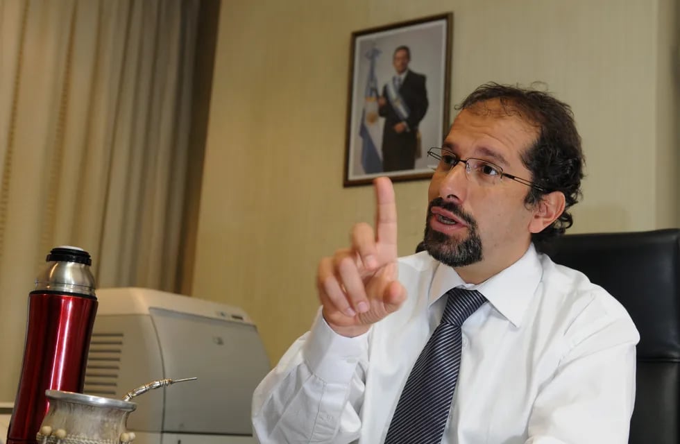 Alejandro Cazabán, de superministro y precandidato a gobernador a abogado de Silva