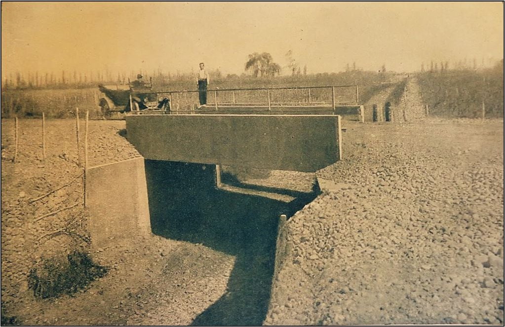 Puente sobre el “paso de la muerte” (Guaymallén). 1923. Fuente: Suárez, Leopoldo. 1924.