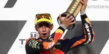 El piloto de 16 años que ganó en Moto3 tras largar de boxes