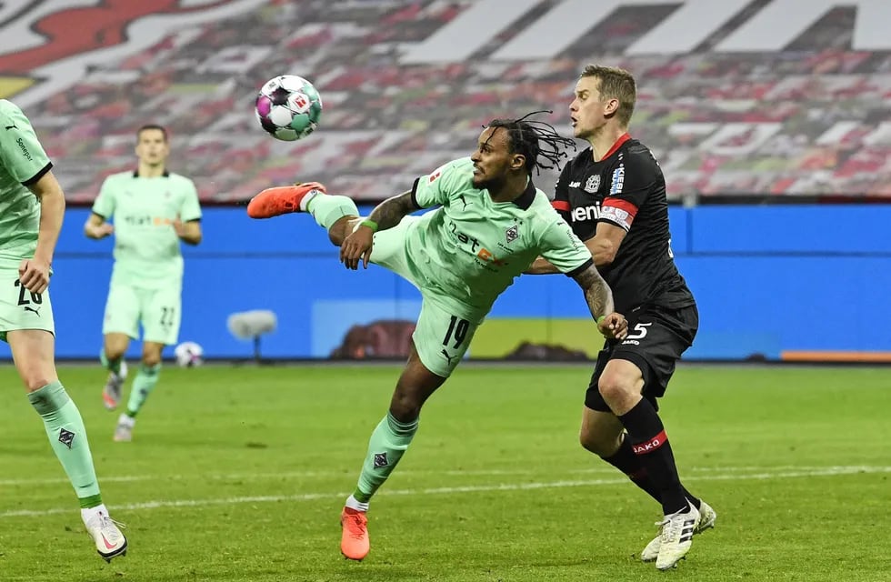 El volante del Borussia Monchengladbach marcó un golazo en la derrota con el Leverkusen.