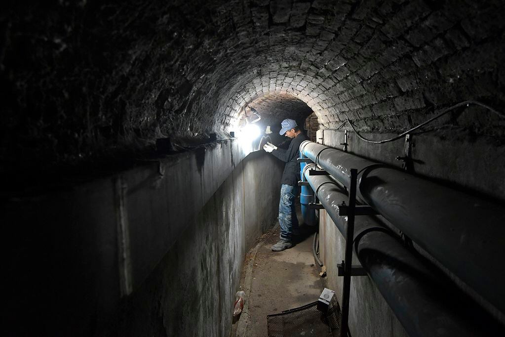 Las tareas de reparación se realizan también a nivel subterráneo. | Foto: Orlando Pelichotti / Los Andes