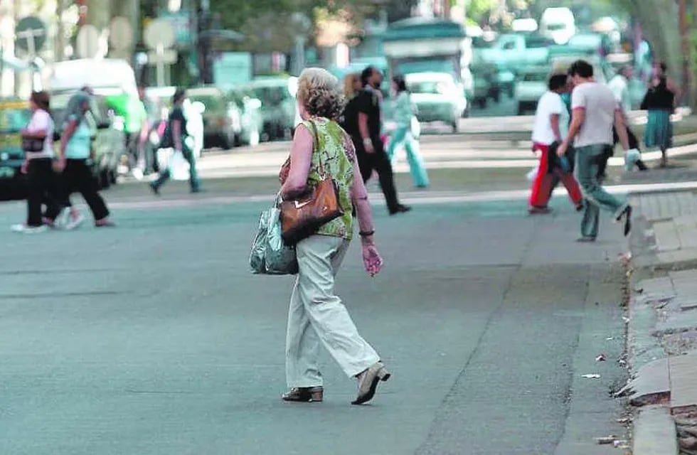 Los más vulnerables en la vía pública, los peatones, generalmente están abandonados a su propia suerte. / Los Andes