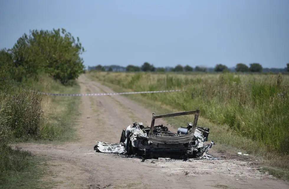 Triple crimen de Rosario. La Policía encontró el auto de las víctimas completamente quemado con un cuerpo en su interior. / Foto: Gentileza