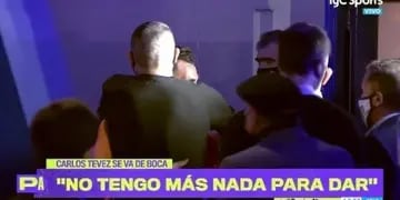 Abrazo entre Carlos Tévez y Román Riquelme