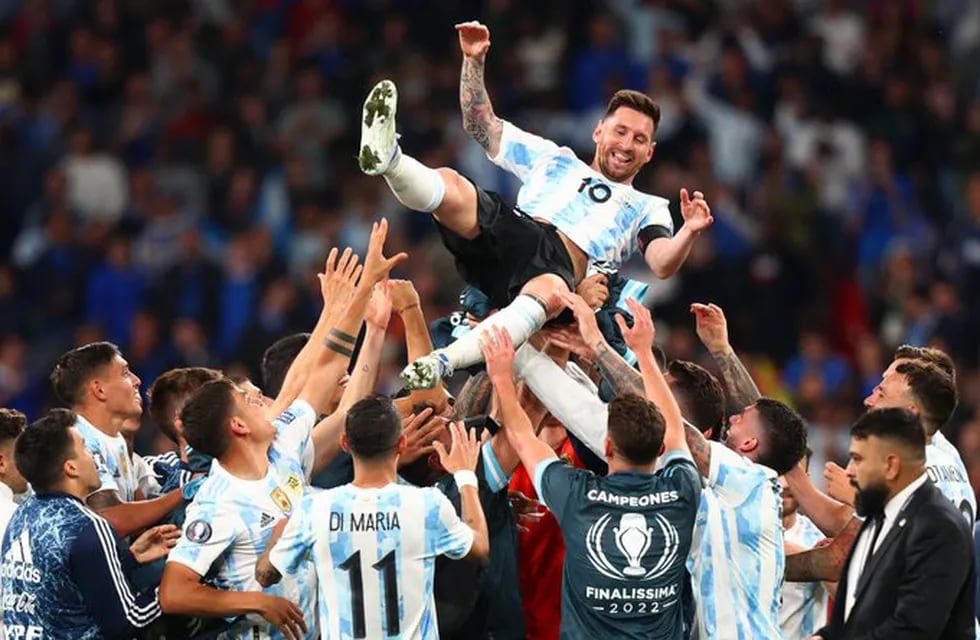 Lionel Messi en el aire durante el festejo argentino en Londres. Argentina volvió a ganar un título de la mano del capitán. / AP