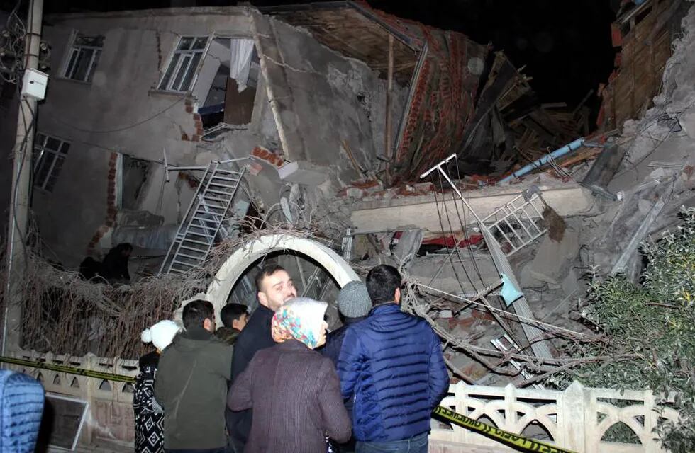 Fuerte terremoto en Turquía: edificios caídos, 18 muertos y más de 500 heridos 