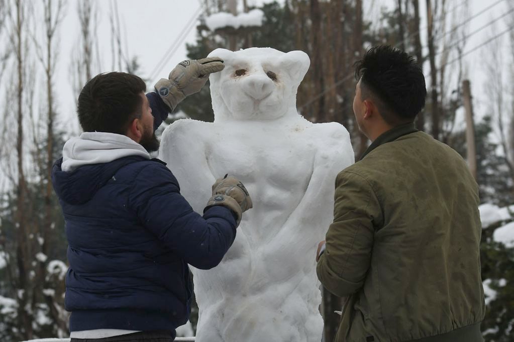 Un oso de nieve, uno de los muñecos que realizaron dos amigos de Maipú. | Foto: José Gutiérrez / Los Andes 


