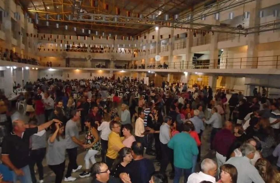 La celebración se trató del sexto Gran Baile Alemán, al que concurrieron aproximadamente unas 500 personas, casi todos adultos mayores. Foto: Facebook.