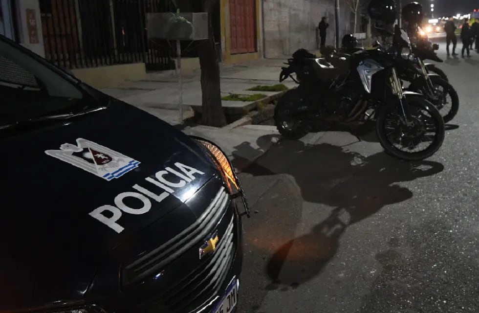 Policías de la UEP capturaron a dos ladrones que intentaban escapar en moto y luego por los techos. - Archivo / Los Andes