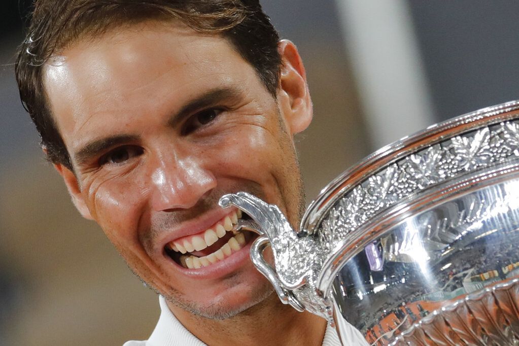 El español Rafael Nadal muerde el trofeo después de ganar la final ante el serbio Novak Djokovic.