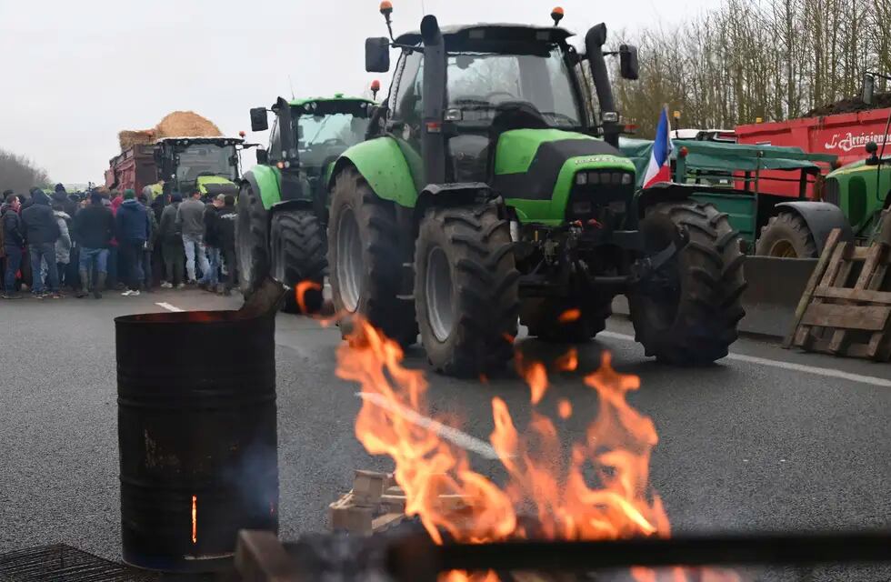 Agricultores cortan una carretera durante una protesta, el 23 de enero de 2024, cerca de Beauvais, en el norte de Francia. (AP Foto/Matthieu Mirville)