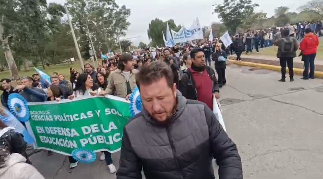 Cerca de 4000 personas con badernas de Argentina y marcharon hacia la Ciudad